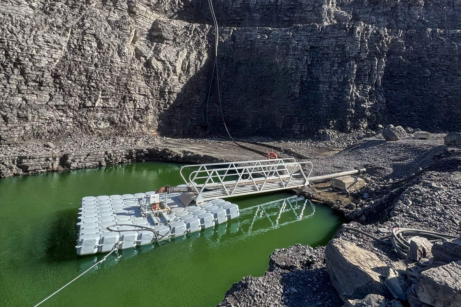 Plateforme de pompage flottante et conduite de refoulement PEHD installées par Durax dans une carrière au Québec